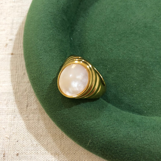 Vintage Shell Signet Ring
