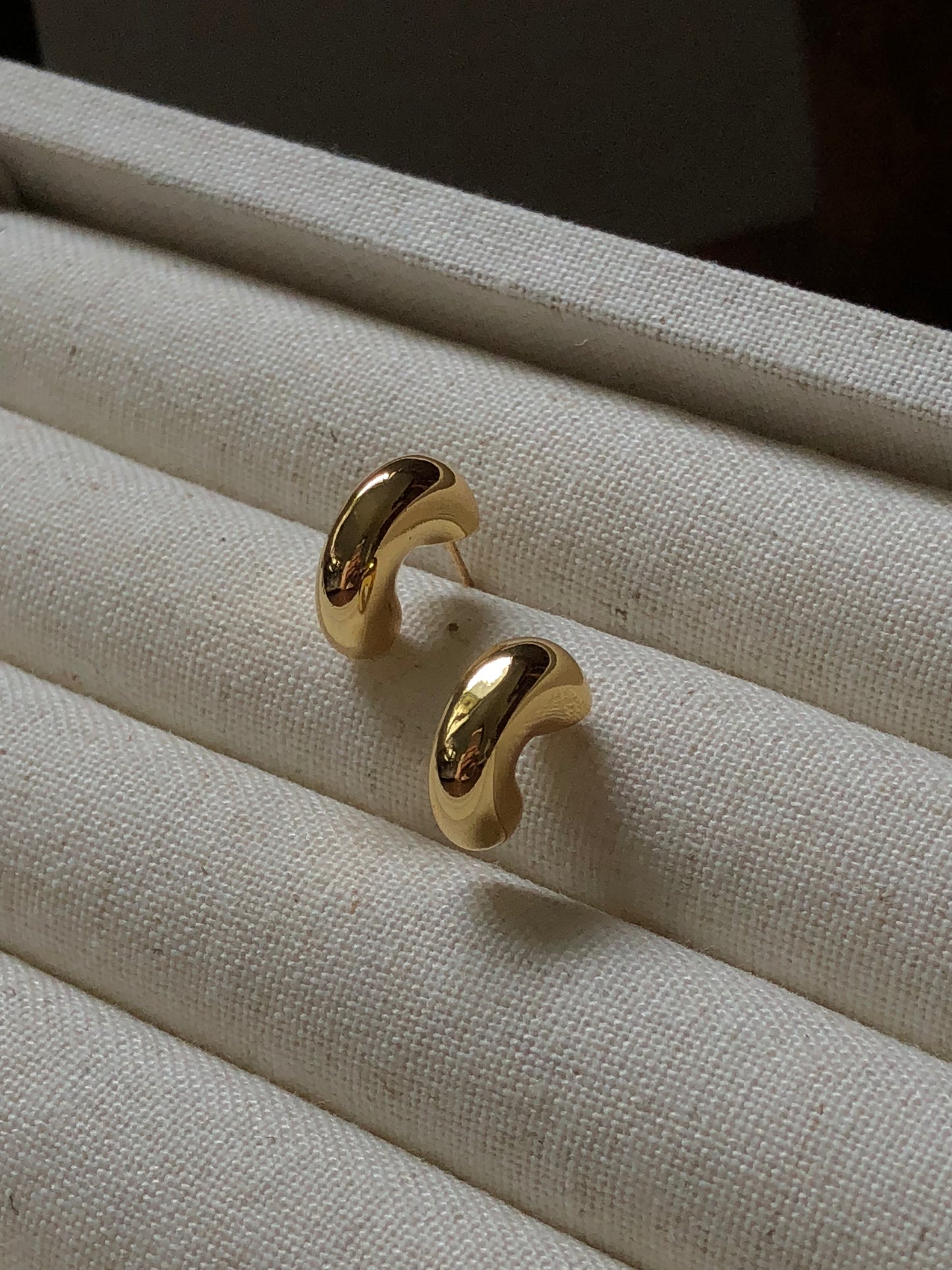 Chic Gold Arc 18k Gold-Plated Earrings